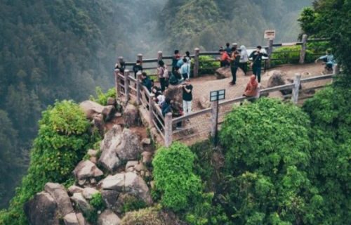 Apa itu Tebing Keraton dan Bagaimana Cara Menuju ke Sana?